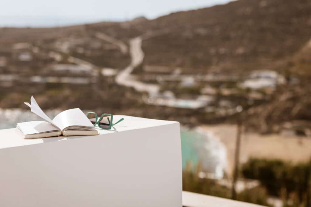 Pool Suite with Side Sea View 35m², perfect for relaxing holidays in the Cyclades. Enjoy stunning se.