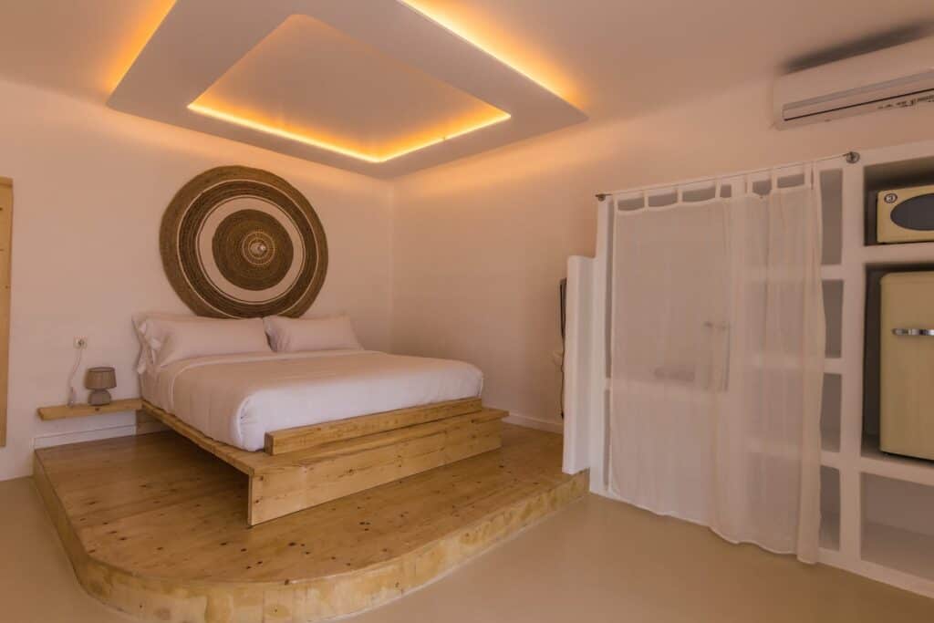 Sea view Firiplaka Suite with modern decor and cozy ambiance. Perfect for a relaxing stay in Santori.