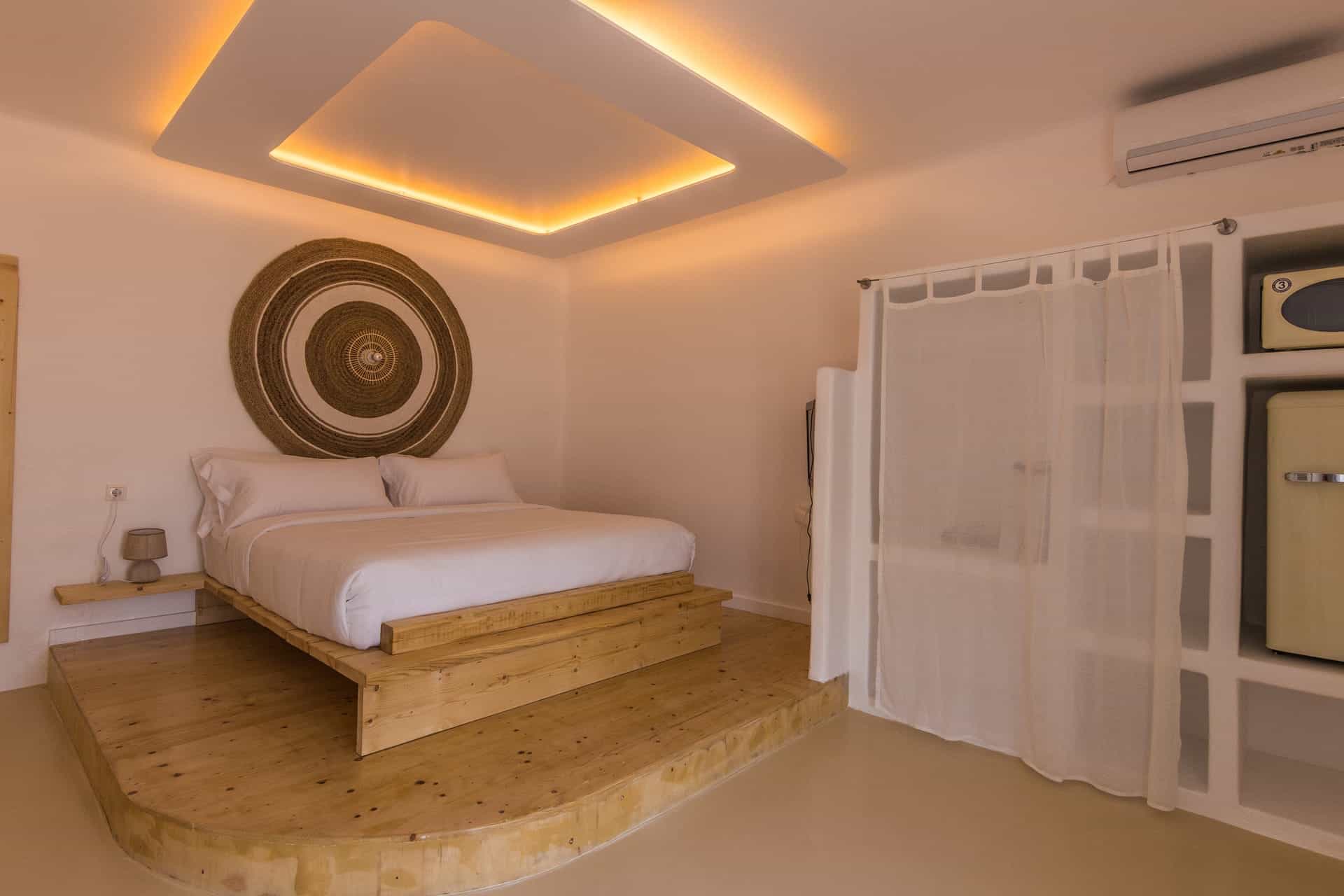 Sea view Firiplaka Suite with modern decor and cozy ambiance. Perfect for a relaxing stay in Santori.