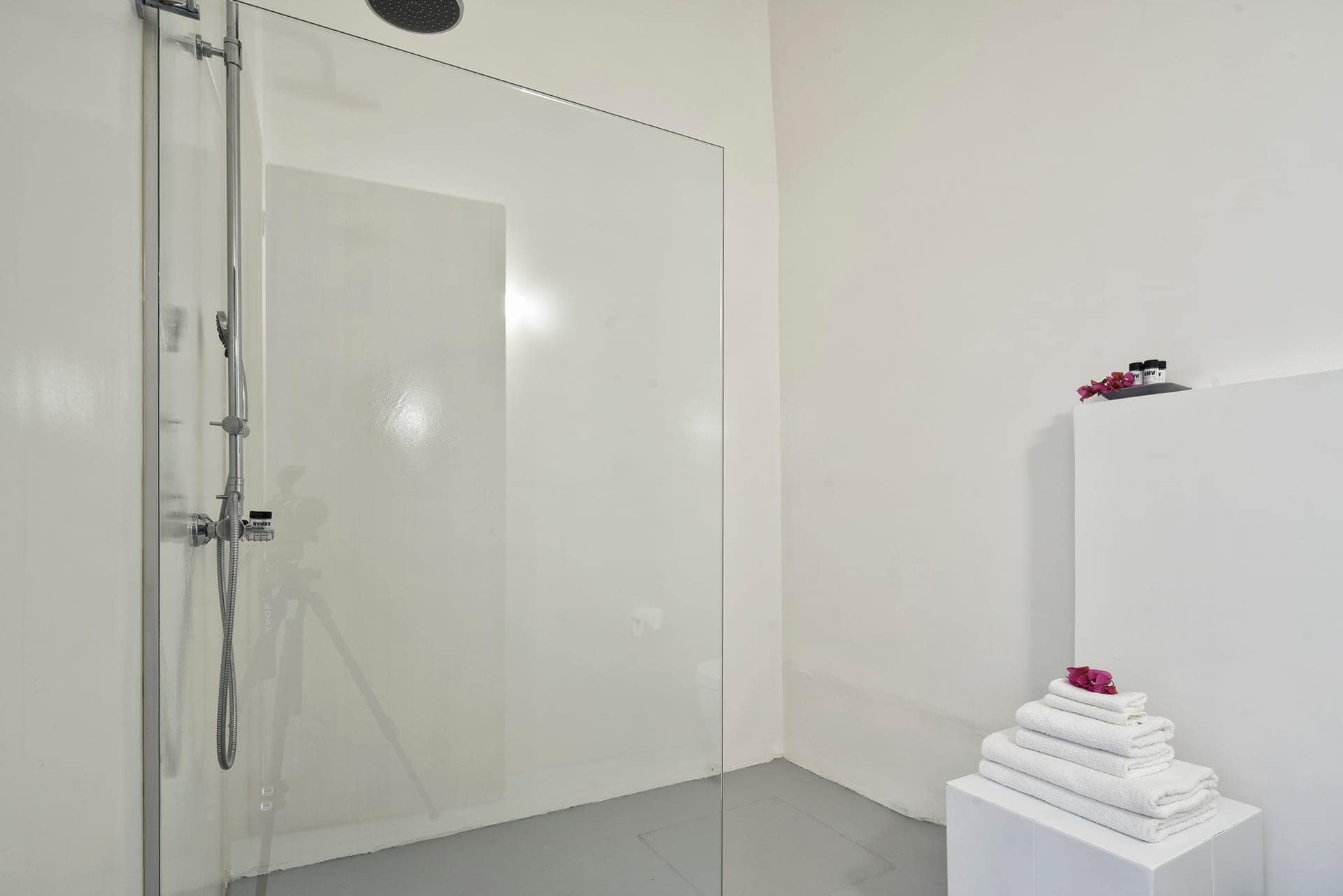Bright one-bedroom suite with garden view in Mr and Mrs White Hotels Cyclades.