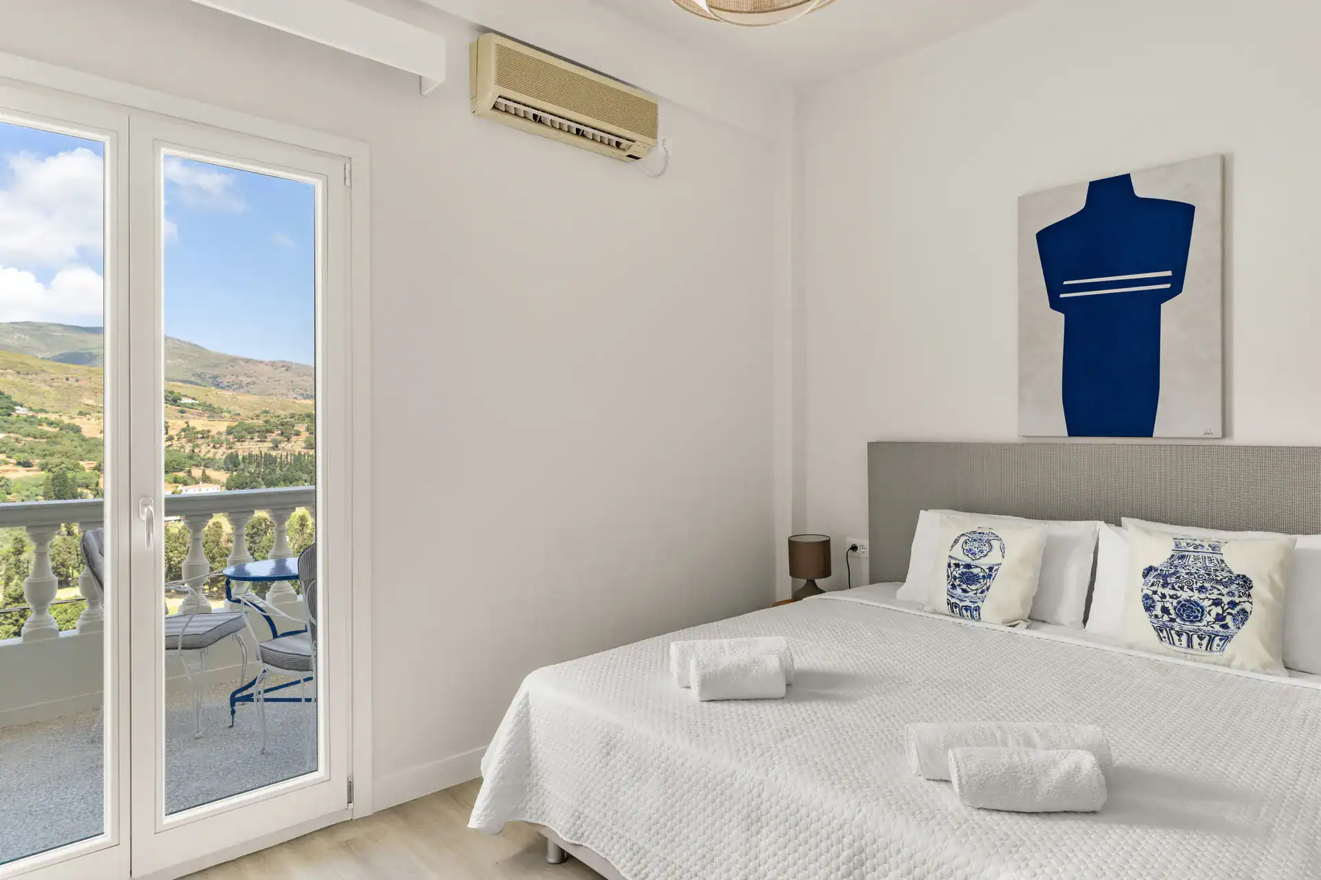 Sea view suite with balcony and modern decor, perfect for a relaxing stay in the Cyclades. Enjoy stu.