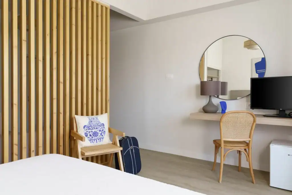 Bright suite with sea view, modern decor, and cozy furnishings in the Cyclades. Perfect for a relaxi.