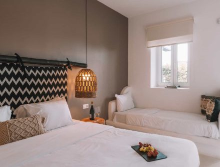 Comfortable friends and family room with modern decor in Cyclades, ideal for 3 guests. Bright space.