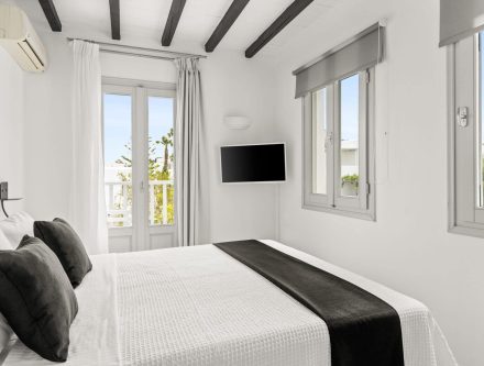 Inland or Garden View Room with bright, airy decor and modern amenities at Mr and Mrs White Hotels C.