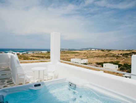 Family Room with Jetted Tub and Sea View at Mr and Mrs White Hotels Cyclades.