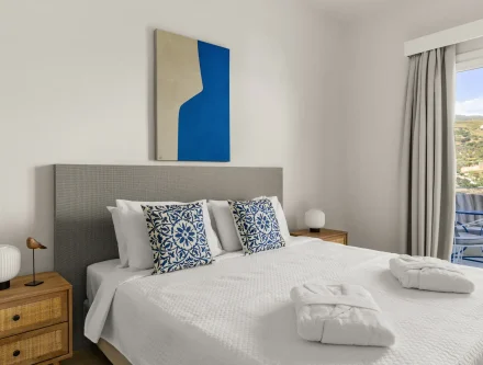 Double room with modern decor and sea view, perfect for a relaxing stay in the Cyclades.